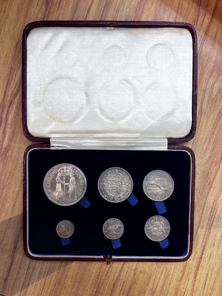 NEW ZEALAND COINS, 1935 WAITANGI PROOF SET IN PLUSH CASE