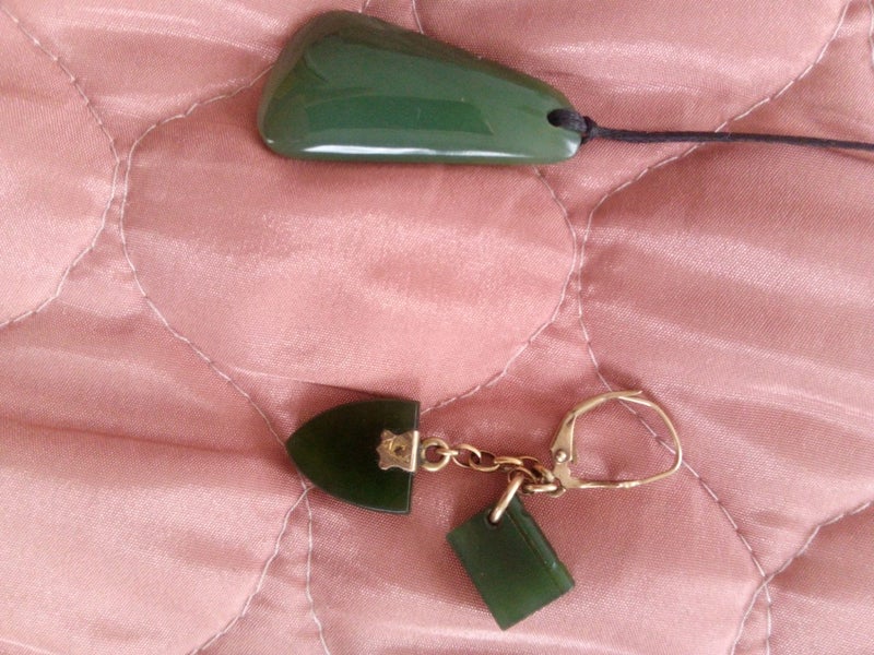 9ct. Gold. Vintage green stone earing. And green stone pendant